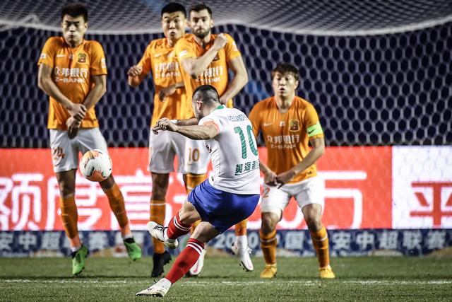 梅西告别赛事引发争议：商业插入与技术失误频现